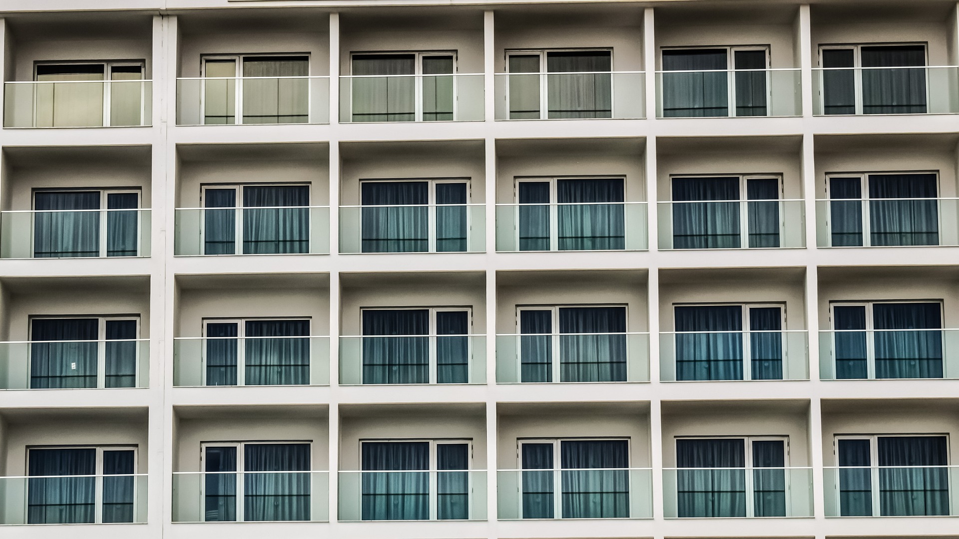 Okná v bytovkách majú rovnaké parametre